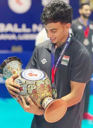 ഉസ്ബെക്കിസ്ഥാനിൽ നടന്ന  സെൻട്രൽ എഷ്യ വോളിയിൽ ഇന്ത്യൻ ടീമിന് ലഭിച്ച വെള്ളി ട്രോഫിയുമായി കെ ആനന്ദ്