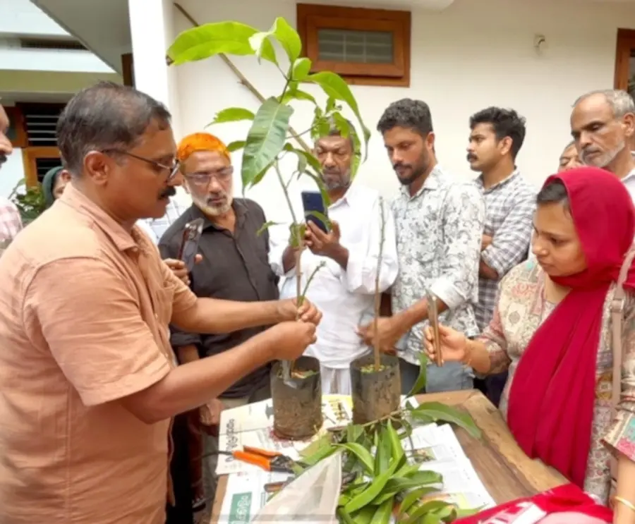 കാരശേരിയിലെ കർഷകൻ പൊയിലിൽ അബ്ദുറഹ്മാൻ ക്ലാസെടുക്കുന്നു