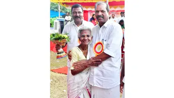മന്ത്രി ഒ ആർ കേളുവിനെ ഭൂസമരത്തിൽ പങ്കെടുത്ത    ഭാർഗവി ആശ്ലേഷിക്കുന്നു