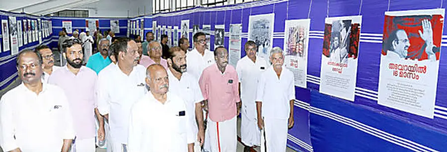 അടിയന്തരാവസ്ഥയുടെ അമ്പതാം വാർഷികത്തോടനുബന്ധിച്ച് സംഘടിപ്പിച്ച തലശേരി ടൗൺഹാളിലെ ചരിത്ര ചിത്രപ്രദർശനം കാണുന്നവർ