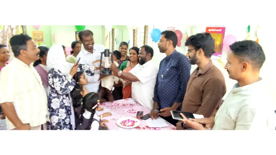 പള്ളിത്തുറ വാർഡിലെ മൂവിങ് ലാമ്പ് പദ്ധതി കോർപറേഷൻ
സ്റ്റാൻഡിങ് കമ്മിറ്റി ചെയർപേഴ്സൺ മേടയിൽ വിക്രമൻ ഉദ്ഘാടനം ചെയ്യുന്നു