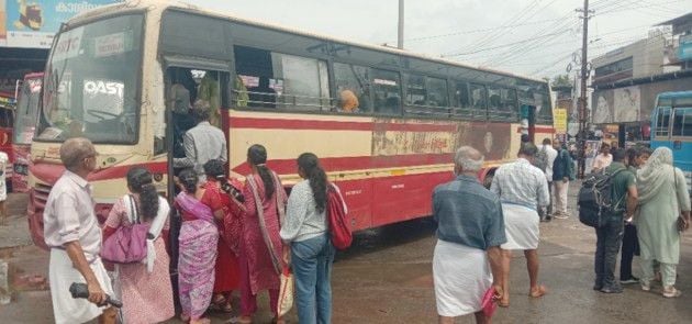 വടകര പുതിയ ബസ് സ്റ്റാൻഡിൽനിന്ന്‌ കെഎസ്ആർടിസിയിൽ കയറുന്നവർ