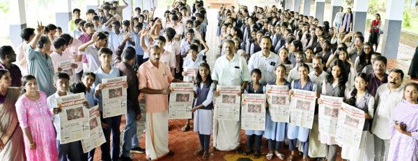 മടിക്കൈ  ഗവ. ഹയർ സെക്കൻഡറി സ്കൂളിൽ ദേശാഭിമാനി അക്ഷരമുറ്റം പദ്ധതി മടിക്കൈ സഹകരണ ബാങ്ക് പ്രസിഡന്റ്‌   കെ നാരായണൻ സ്കൂൾ ലീഡർ എസ് ശ്രീനിധിയ്ക്ക് പത്രം നൽകി  ഉദ്ഘാടനം ചെയ്യുന്നു.