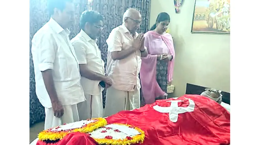 എം ശങ്കരനാരായണ പിള്ളയ്‌ക്ക്‌ മുതിർന്ന സിപിഐ എം നേതാവ്‌ എസ്‌ രാമചന്ദ്രൻപിള്ള അന്ത്യാഞ്ജലിയർപ്പിക്കുന്നു.  എം വിജയകുമാർ, കെ വരദരാജൻ എന്നിവർ സമീപം