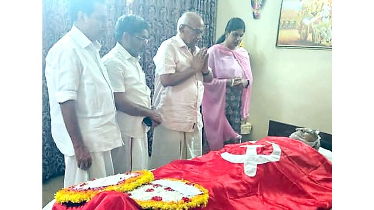 എം ശങ്കരനാരായണ പിള്ളയ്‌ക്ക്‌ മുതിർന്ന സിപിഐ എം നേതാവ്‌ എസ്‌ രാമചന്ദ്രൻപിള്ള അന്ത്യാഞ്ജലിയർപ്പിക്കുന്നു.  എം വിജയകുമാർ, കെ വരദരാജൻ എന്നിവർ സമീപം