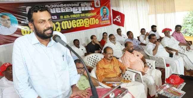സിപിഐ ജില്ലാ സമ്മേളനത്തിന്റെ ഭാഗമായി  വെള്ളരിക്കുണ്ടിൽനടന്ന പൊതുസമ്മേളനം  പി സന്തോഷ് കുമാർ എംപി  ഉദ്ഘാടനം ചെയ്യുന്നു