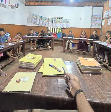 പാപ്പിനിശേരി വെസ്റ്റ്‌ എൽപി സ്‌കൂൾ മൂന്നാം ക്ലാസിൽ  കുട്ടികൾ ഒറ്റനിരയിൽ ഇരിക്കുന്നു