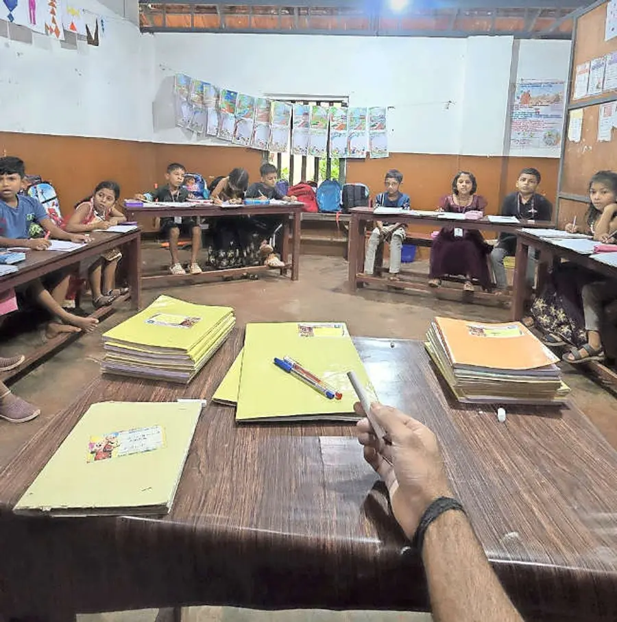 പാപ്പിനിശേരി വെസ്റ്റ് എൽപി സ്കൂൾ മൂന്നാം ക്ലാസിൽ കുട്ടികൾ ഒറ്റനിരയിൽ ഇരിക്കുന്നു