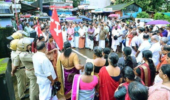 രാസവള സബ്സിഡി വെട്ടിക്കുറച്ച കേന്ദ്ര സർക്കാർ നടപടിക്കെതിരെ  കർഷകസംഘം കുറ്റിക്കോൽ ബിഎസ്എൻഎൽ ഓഫീസിന് മുന്നിൽ സംഘടിപ്പിച്ച മാർച്ച്  സംസ്ഥാന വൈസ് പ്രസിഡന്റ് സി എച്ച് കുഞ്ഞമ്പു എംഎൽഎ ഉദ്ഘാടനംചെയ്യുന്നു