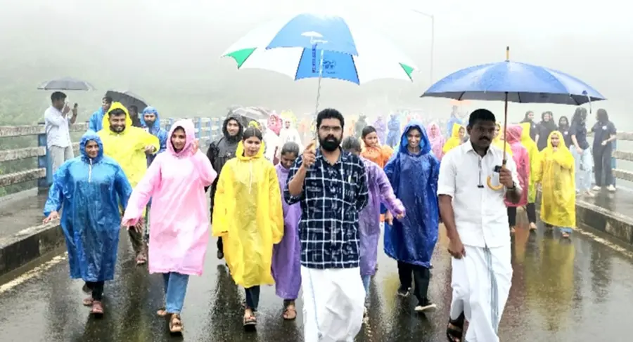 തുഷാരഗിരിയിൽ നടന്ന മൺസൂൺ ട്രക്കിങ്ങിൽ കേരള ടൂറിസം ഇൻഫ്രാസ്ട്രക്ചർ ലിമിറ്റഡ് ചെയർമാൻ എസ് കെ സജീഷും കോടഞ്ചേരി പഞ്ചായത്ത് പ്രസിഡന്റ് അലക്സ് തോമസും പങ്കാളികളായപ്പോൾ