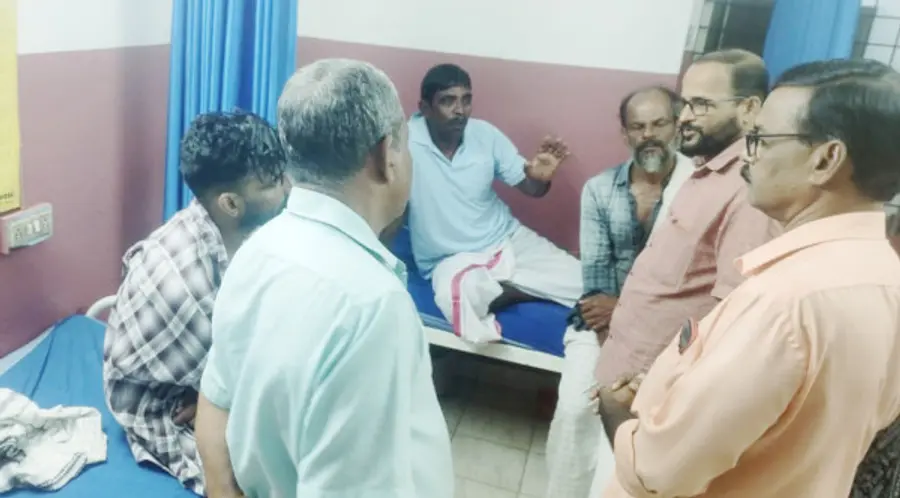 വള്ളം മറിഞ്ഞ് പരിക്കേറ്റവരെ മത്സ്യത്തൊഴിലാളി യൂണിയൻ സംസ്ഥാന സെക്രട്ടറി വി വി രമേശൻ സന്ദർശിച്ചപ്പോൾ