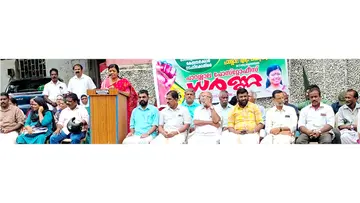 കർഷകസംഘം പാറശാല പോസ്റ്റോഫീസിന് മുന്നിൽ നടത്തിയ ധർണ അഖിലേന്ത്യ കിസാൻസഭ വൈസ്‌ പ്രസിഡന്റ്‌  എസ് കെ പ്രീജ ഉദ്ഘാടനം ചെയ്യുന്നു
