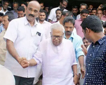 വി എസ് അച്യുതാനന്ദനൊപ്പം മുൻ ഗൺമാൻ കയ്യൂർ അലന്തട്ട മൊടോന്തടത്ത എ പി കുഞ്ഞിക്കണ്ണൻ (ഫയൽ ചിത്രം)