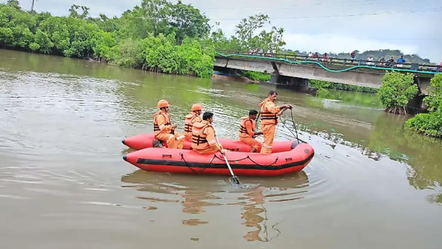 ചെമ്പല്ലിക്കുണ്ട് പുഴയിൽ ഋഷിബ് രാജിനായി അഗ്നിരക്ഷാസേന തിരച്ചിൽ നടത്തുന്നു