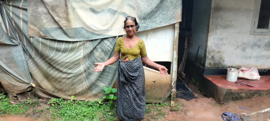 വീരമലക്കുന്നിന്റെ താഴ്‌വാരത്തിൽ താമസിക്കുന്ന കുന്നരുവത്തെ ഇടുപ്പയിൽ നാരായണി