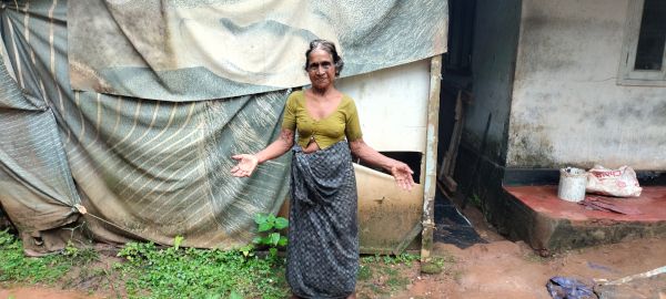 വീരമലക്കുന്നിന്റെ താഴ്‌വാരത്തിൽ താമസിക്കുന്ന കുന്നരുവത്തെ ഇടുപ്പയിൽ നാരായണി