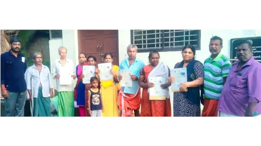 പട്ടയം ലഭിച്ച അംബേദ്കർപുരം ലക്ഷംവീട് പ്രദേശത്തെ കുടുംബാംഗങ്ങൾ