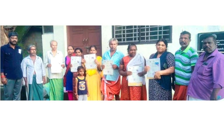 പട്ടയം ലഭിച്ച അംബേദ്കർപുരം ലക്ഷംവീട് പ്രദേശത്തെ   കുടുംബാംഗങ്ങൾ 