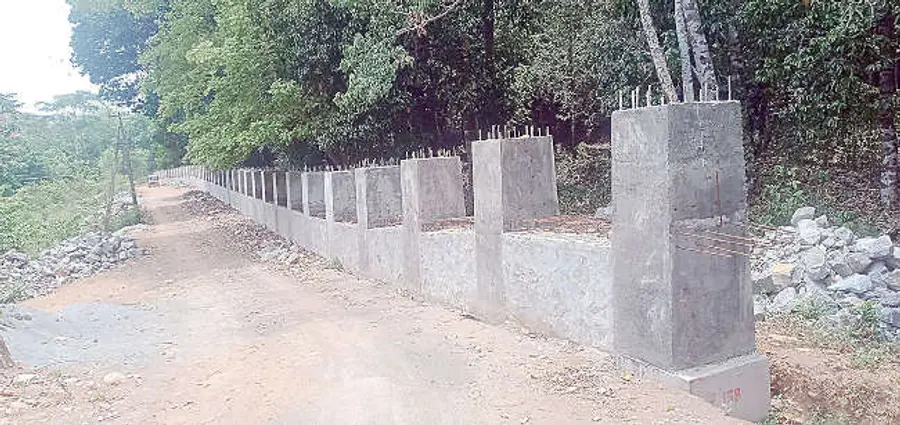 ആറളം പുരനധിവാസ മേഖലയിൽ കരാറുകാർ പാതിവഴിക്കാക്കിയ ആനമതിൽ നിർമാണം