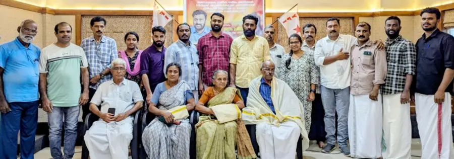 മരണാനന്തരം വൈദ്യപഠനത്തിന് മൃതശരീരം വിട്ടുനൽകാൻ സമ്മതപത്രം കൈമാറിയവർ ഡിവൈഎഫ്ഐ ജില്ലാ സെക്രട്ടറി കെ ശ്യാം പ്രസാദിനൊപ്പം