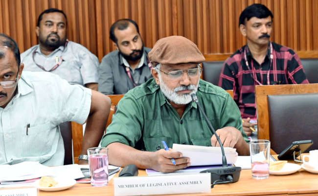തിരുവനന്തപുരത്ത്‌ ചേർന്ന  കാസർകോട്‌ ജില്ലാ റവന്യ‍ൂ അസംബ്ലിയിൽ എം രാജഗോപാലൻ എംഎൽഎ സംസാരിക്കുന്നു
