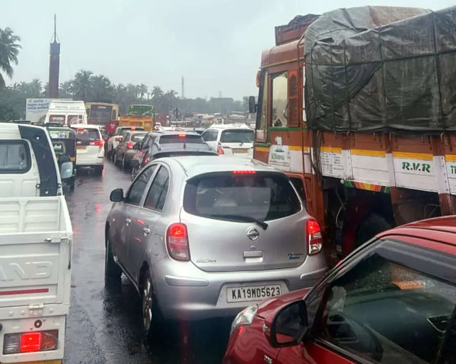 ദേശീയപാതയിലെ സർവീസ് റോഡിൽ നീലേശ്വരം മാർക്കറ്റ് ജങ്ഷന് സമീപത്തെ ഗതാഗതക്കുരുക്ക്