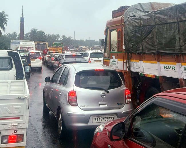 ദേശീയപാതയിലെ സർവീസ്‌ റോഡിൽ  നീലേശ്വരം മാർക്കറ്റ്‌ ജങ്‌ഷന്‌ സമീപത്തെ ഗതാഗതക്കുരുക്ക്‌ 