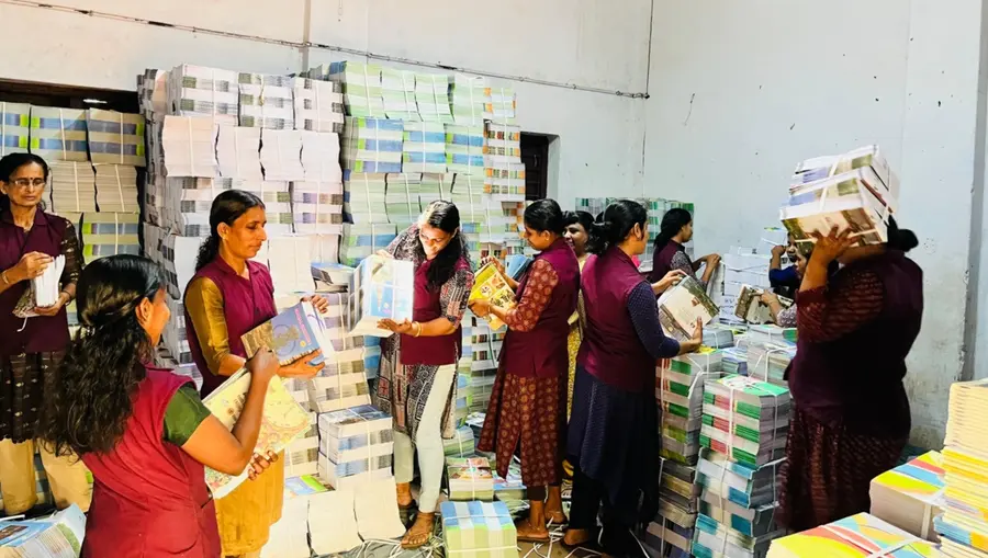 വെള്ളിമാടുകുന്ന് എൻജിഒ ക്വാര്ട്ടേഴ്സിൽ പാഠപുസ്തകങ്ങൾ വേര്തിരിക്കുന്ന കുടുംബശ്രീ പ്രവര്ത്തകര്