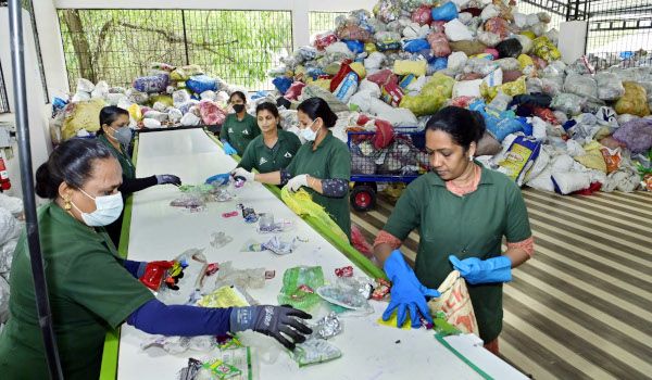 ചെറുവത്തൂർ പഞ്ചാത്തിലെ കാടങ്കോട്‌ പ്രവർത്തിക്കുന്ന എംസിഎഫിൽ ഹരിതകർമ സേനാംഗങ്ങൾ മാലിന്യങ്ങൾ തരംതിരിക്കുന്നു 