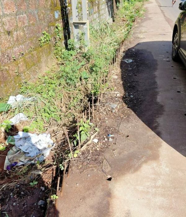 മാവുങ്കാലിനും മൂലക്കണ്ടത്തിനിടയില്‍ സര്‍വീസ് റോഡ് നടപ്പാതയില്‍ അപകട  ഭീഷണി സൃഷ്ടിക്കുന്ന ഇരുമ്പുകമ്പികള്‍