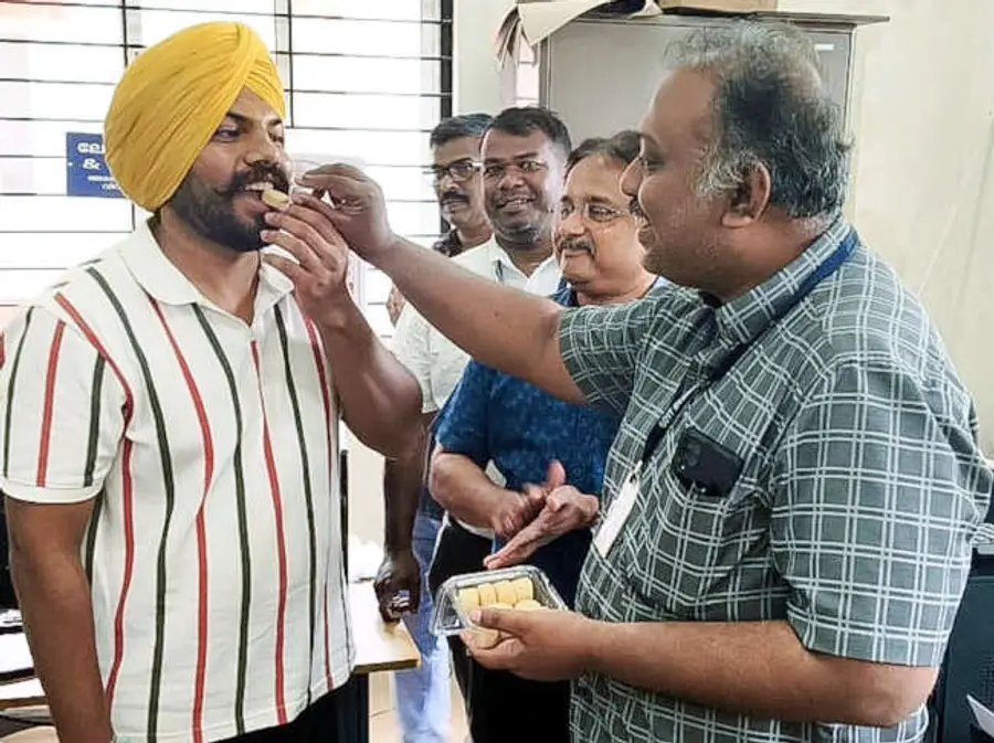 കാസര്കോട് ഗവ. മെഡിക്കല് കോളേജിൽ പ്രവേശനം നേടിയ ആദ്യ
എംബിബിഎസ് വിദ്യാർഥി രാജസ്ഥാനിലെ ആൾവാർ സ്വദേശി
ഗുർവിന്ദർ സിങ്ങിനെ കോളേജിൽ മധുരം നൽകി വരവേൽക്കുന്നു