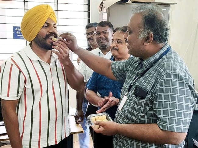 കാസര്‍കോട് ഗവ. മെഡിക്കല്‍ കോളേജിൽ പ്രവേശനം നേടിയ ആദ്യ  എംബിബിഎസ്‌ വിദ്യാർഥി രാജസ്ഥാനിലെ ആൾവാർ സ്വദേശി  ഗുർവിന്ദർ സിങ്ങിനെ കോളേജിൽ മധുരം നൽകി വരവേൽക്കുന്നു