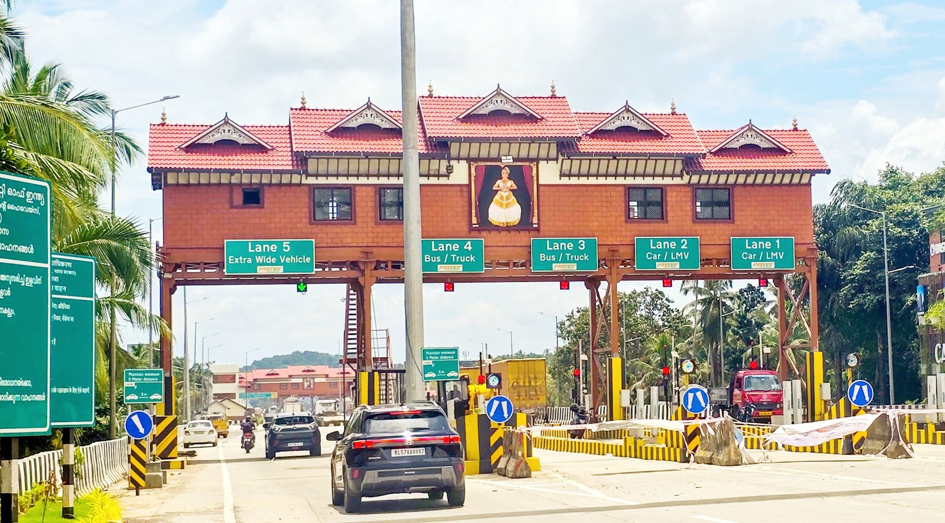 ദേശീയപാതയിൽ കോഴിക്കോട് പന്തീരാങ്കാവിന് സമീപത്തെ കൂടത്തുംപാറയിലെ ടോൾ പ്ലാസ