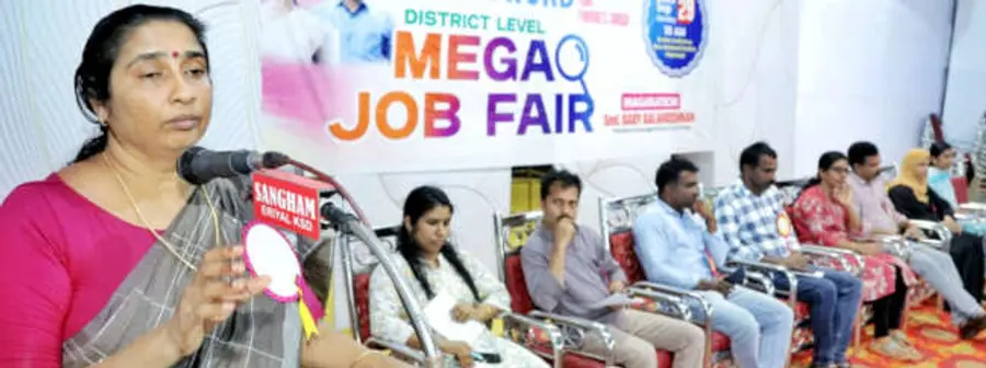 വിജ്ഞാന കേരളം പദ്ധതിയുടെ ഭാഗമായുള്ള ജില്ലാതല തൊഴിൽമേള വിദ്യാനഗർ സൺറൈസ് പാർക്കിൽ  ജില്ലാപഞ്ചായത്ത്‌ പ്രസിഡന്റ്‌ പി ബേബി ഉദ്ഘാടനം ചെയ്യുന്നു