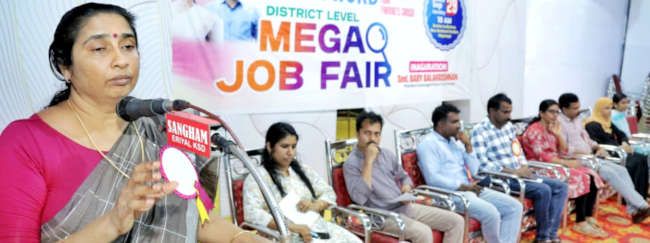 വിജ്ഞാന കേരളം പദ്ധതിയുടെ ഭാഗമായുള്ള ജില്ലാതല തൊഴിൽമേള വിദ്യാനഗർ സൺറൈസ് പാർക്കിൽ  ജില്ലാപഞ്ചായത്ത്‌ പ്രസിഡന്റ്‌ പി ബേബി ഉദ്ഘാടനം ചെയ്യുന്നു