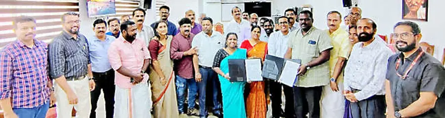 കാലാവസ്ഥ വ്യതിയാനത്തിന്റെ പശ്ചാത്തലത്തിൽ തീരദേശമേഖലയിൽ സംഭവിക്കുന്ന മാറ്റങ്ങൾ പഠിക്കുന്നതിനുള്ള പദ്ധതിയുടെ ധാരണപത്രം ജില്ലാ പഞ്ചായത്തും കണ്ണൂർ സർവകലാശാലയുമായി ഒപ്പിട്ടപ്പോൾ