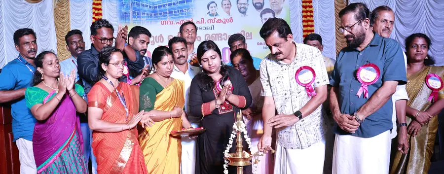 കോടാലി  ജിഎൽപി സ്കൂളിലെ രണ്ടാംനിലയുടെ ഉദ്ഘാടനം കെ കെ രാമചന്ദ്രൻ എംഎൽഎ നിർവഹിക്കുന്നു 