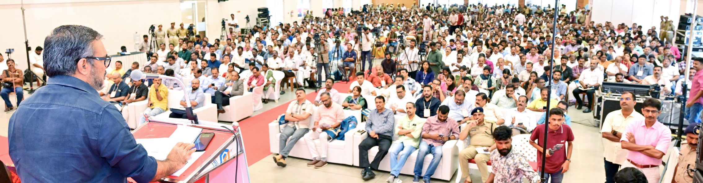 എക‍്സെെസ് വകുപ്പിന്റെ വിഷൻ 2031 വികസന സെമിനാറിൽ മന്ത്രി എം ബി രാജേഷ് കരട് നയരേഖ അവതരിപ്പിക്കുന്നു