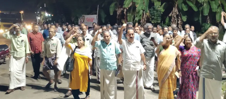 ക്ഷേമപെൻഷൻ വർധിപ്പിച്ച എൽഡിഎഫ് സർക്കാറിന് അഭിവാദ്യമർപ്പിച്ച് സിപിഐ എം പനങ്ങാട് ലോക്കൽകമ്മറ്റിയുടെ നേതൃത്വത്തിൽ പനങ്ങാട് തിരുവാഞ്ചേരി പൊയിലിൽ നടന്ന പ്രകടനം