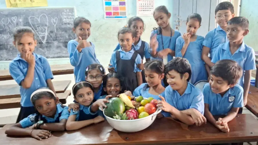 ചന്ദ്രഗിരി ഗവ. എൽപി സ്കൂളിലെ കുട്ടികൾ ഫ്രൂട്ട് സലാഡ് തയ്യാറാക്കാനുള്ള ഒരുക്കത്തിൽ