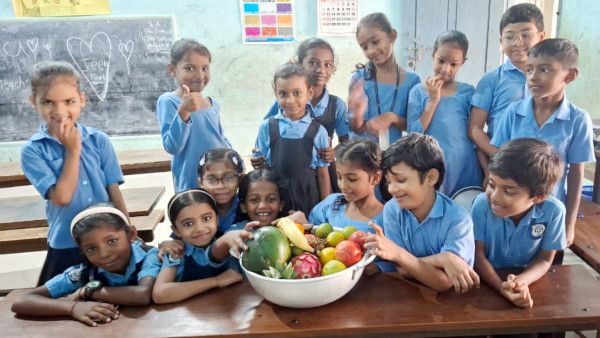 ചന്ദ്രഗിരി ഗവ. എൽപി സ്കൂളിലെ കുട്ടികൾ ഫ്രൂട്ട് സലാഡ് തയ്യാറാക്കാനുള്ള ഒരുക്കത്തിൽ
