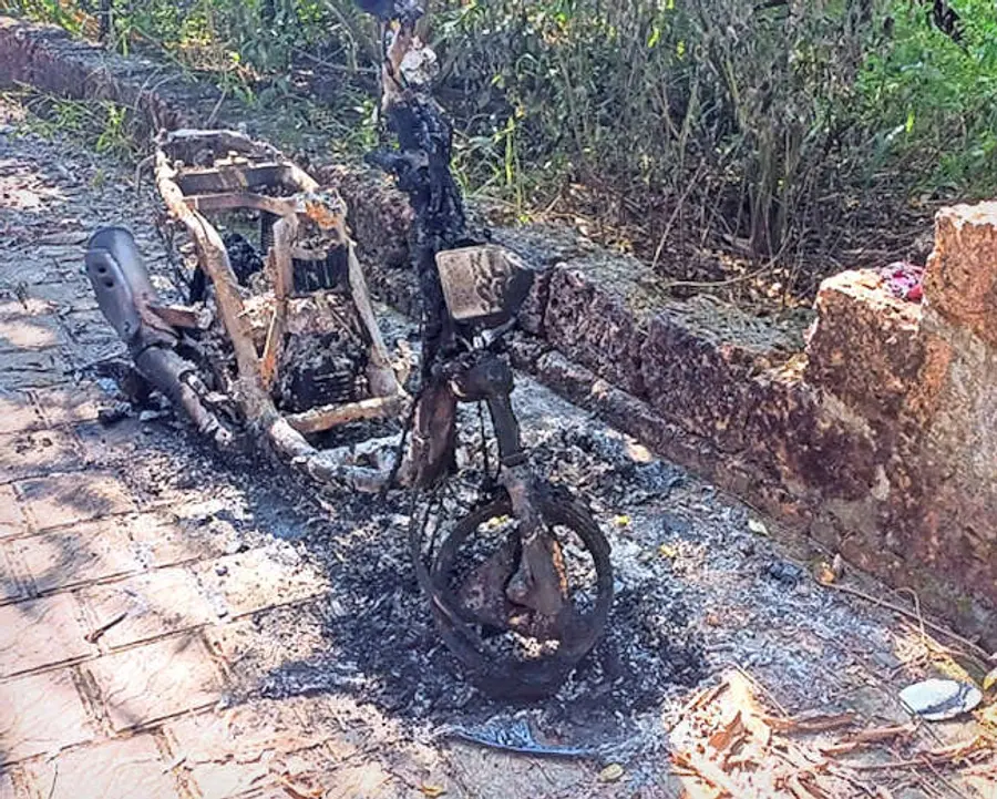 കോണ്‍ഗ്രസ് പ്രവര്‍ത്തകന്‍ തീവച്ച് നശിപ്പിച്ച തെക്കന്‍മണലിലെ  സൽനയുടെ സ്കൂട്ടര്‍ 