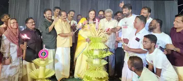 എൻ എൻ പിള്ള സ്മാരക പ്രൊഫഷണൽ നാടകമത്സരത്തിന്റെ ഉദ്ഘാടനച്ചടങ്ങിൽ   സിനിമാതാരം ശ്വേതാമേനോൻ കളിവിളക്കുതെളിയിക്കുന്നു