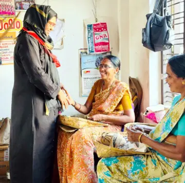 ജില്ലാപഞ്ചായത്ത്‌ ചെങ്കള ഡിവിഷൻ എൽഡിഎഫ്‌ സ്ഥാനാർഥി സഹർബാനു സാഗർ ചെർക്കള ദിനേശിലെത്തി  വോട്ടർമാരെ കാണുന്നു