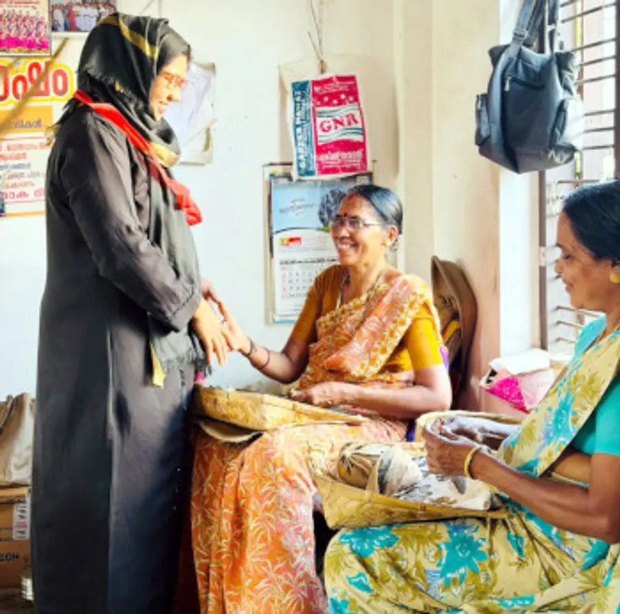 ജില്ലാപഞ്ചായത്ത്‌ ചെങ്കള ഡിവിഷൻ എൽഡിഎഫ്‌ സ്ഥാനാർഥി സഹർബാനു സാഗർ ചെർക്കള ദിനേശിലെത്തി  വോട്ടർമാരെ കാണുന്നു