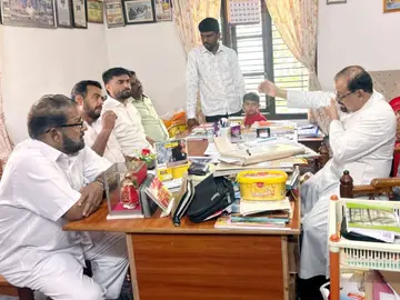 ജില്ലാപഞ്ചായത്ത്‌ വോർക്കാടി ഡിവിഷൻ എൽഡിഎഫ്‌ സ്ഥാനാർഥി അശ്വത്‌ പൂജാരി  വോർക്കാടി ചർച്ചിലെ വികാരിയെ സന്ദർശിച്ചപ്പോൾ 