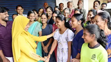 ജില്ലാപഞ്ചായത്ത് ഉദുമ ഡിവിഷൻ എൽഡിഎഫ് സ്ഥാനാർഥി ആയിശത്ത് റഫ പൊതുപര്യടനത്തിനിടെ
വയലാംകുഴിൽ വോട്ടർമാർക്കിടയിൽ