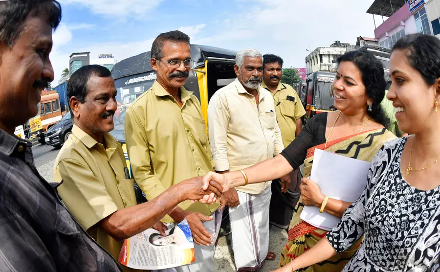ജില്ലാപഞ്ചായത്ത് പറപ്പൂക്കര ഡിവിഷൻ എൽഡിഎഫ് സ്ഥാനാർഥി അമ്പിളി വേണു പുതുക്കാട് ടൗണിൽ
ഓട്ടോ തൊഴിലാളികളോട് വോട്ട് അഭ്യർത്ഥിക്കുന്നു