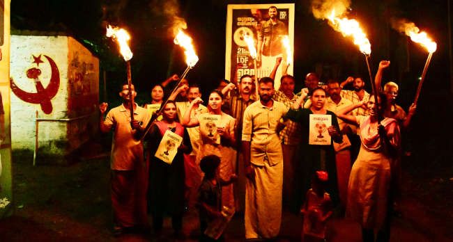 കാഞ്ഞങ്ങാട് നഗരസഭ  21 –ാം വാർഡിലെ മധുരംകൈയിൽ എൽഡിഎഫ്‌ സ്ഥാനാർഥിയുടെ പ്രചാരണത്തിന്റെ ഭാഗമായി നടന്ന പന്തം കൊളുത്തി  പ്രകടനം