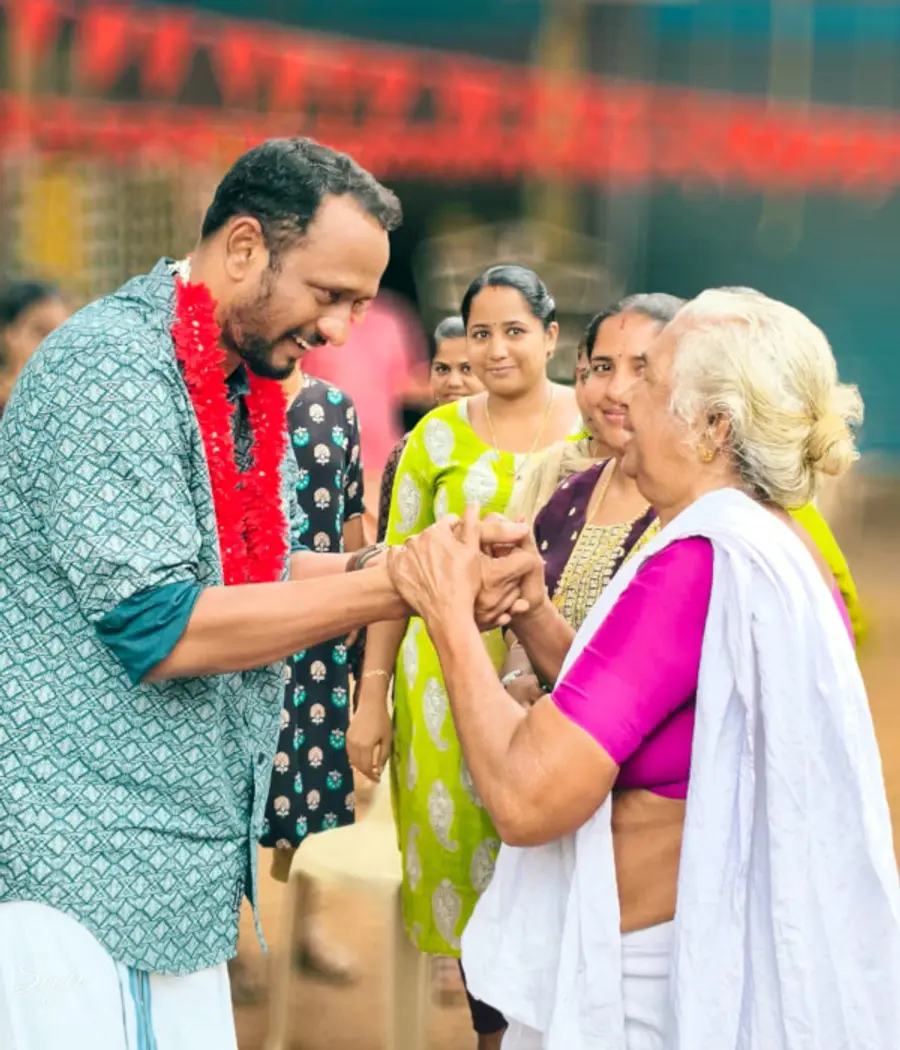 ജില്ലാപഞ്ചായത്ത് മടിക്കൈ ഡിവിഷന്‍ എല്‍ഡിഎഫ് സ്ഥാനാര്‍ഥി  കെ സബീഷിനെ അടോട്ടെ സ്വീകരണകേന്ദ്രത്തില്‍ 80 പിന്നിട്ട ഉമ്പിച്ചിയമ്മ  ഹാരമണിയിച്ച് സ്വീകരിച്ചപ്പോൾ